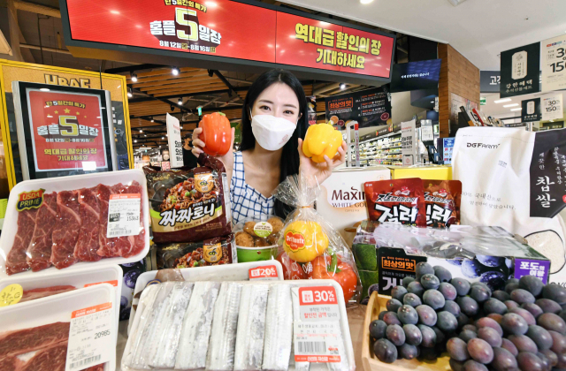 홈플러스 강서점에서 모델이 ‘홈플5일장’ 행사 상품을 선보이고 있다